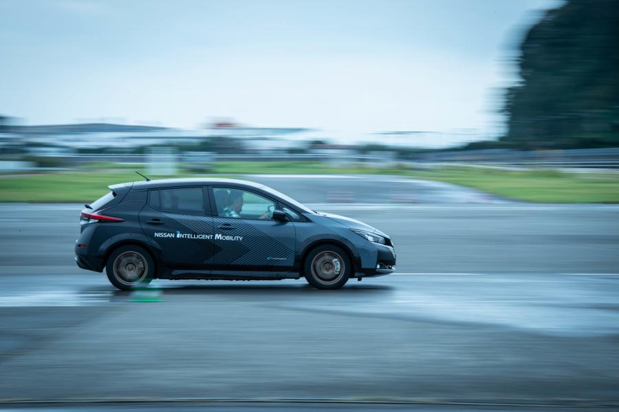  Nissan Leaf All-Wheel-Control Test Сar 2019 года  (фото 12 из 19)